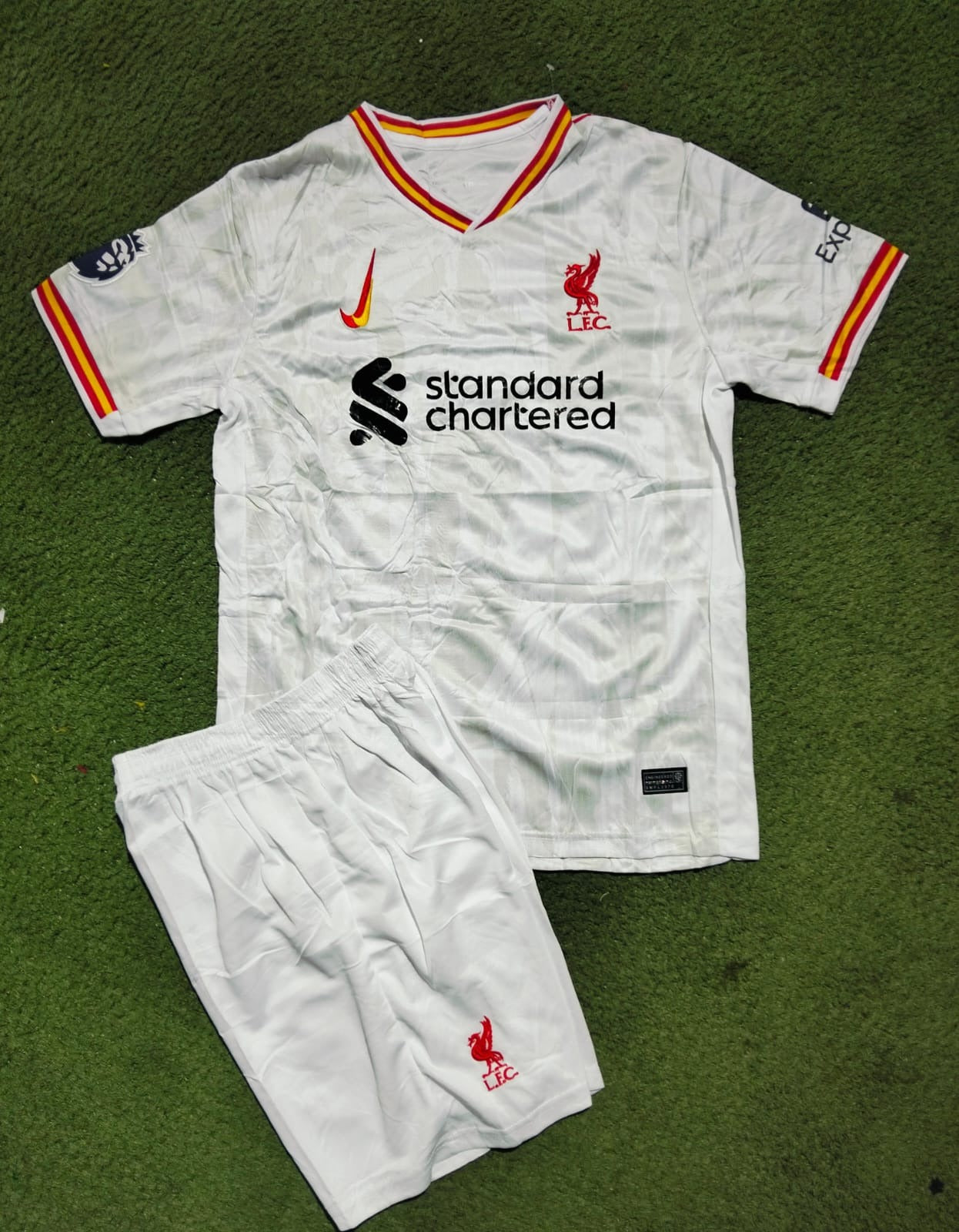 UNIFORME LIVERPOOL BLANCO